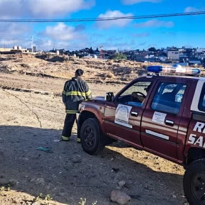 Puerto Deseado: una camioneta quedó atascada en un zanjón y debieron intervenir los bomberos