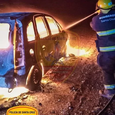 Un auto quedó envuelto en llamas en plena ruta de Santa Cruz