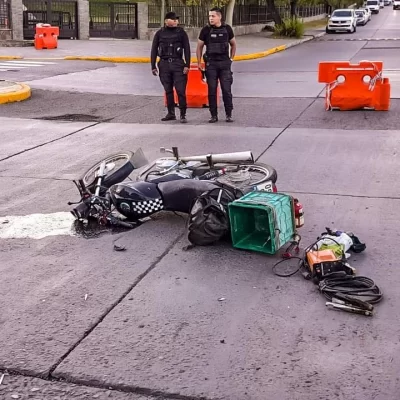Motociclista al SAMIC tras violento choque contra una camioneta
