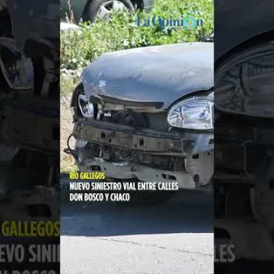 Fuerte choque y vuelco en Río Gallegos Fuerte choque y vuelco en Río Gallegos