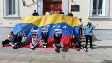 “Es la liberación de Venezuela”: comunidad venezolana se manifestó en Río Gallegos “Es la liberación de Venezuela”: comunidad venezolana se manifestó en Río Gallegos