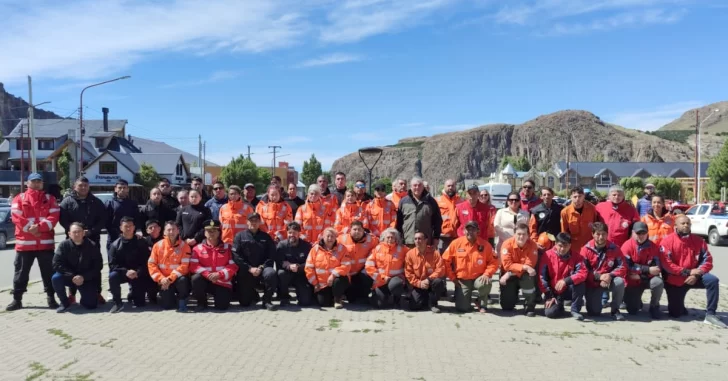 BRIGADISTAS-EN-EL-IZAMIENTO-EN-EL-CHALTEN-3-728x381