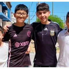 Cuatro jóvenes bailarines suben al escenario de Laborde para representar a Santa Cruz