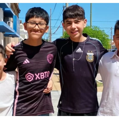 Cuatro jóvenes bailarines suben al escenario de Laborde para representar a Santa Cruz