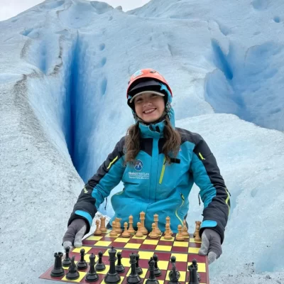 La campeona mundial de ajedrez Candela Francisco cerró su gira por Santa Cruz