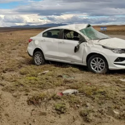 Turista chino con lesiones tras perder el control del auto y volcar cerca de Río Turbio