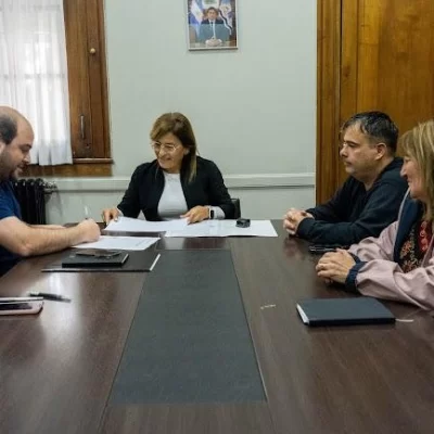 Educación firmó convenio de servicio de limpieza para establecimientos educativos de Perito Moreno Educación firmó convenio de servicio de limpieza para establecimientos educativos de Perito Moreno