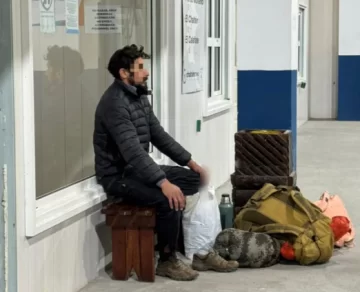 Vecinos y comerciantes escoltaron fuera del pueblo al hombre acusado de robar un local Vecinos y comerciantes escoltaron fuera del pueblo al hombre acusado de robar un local