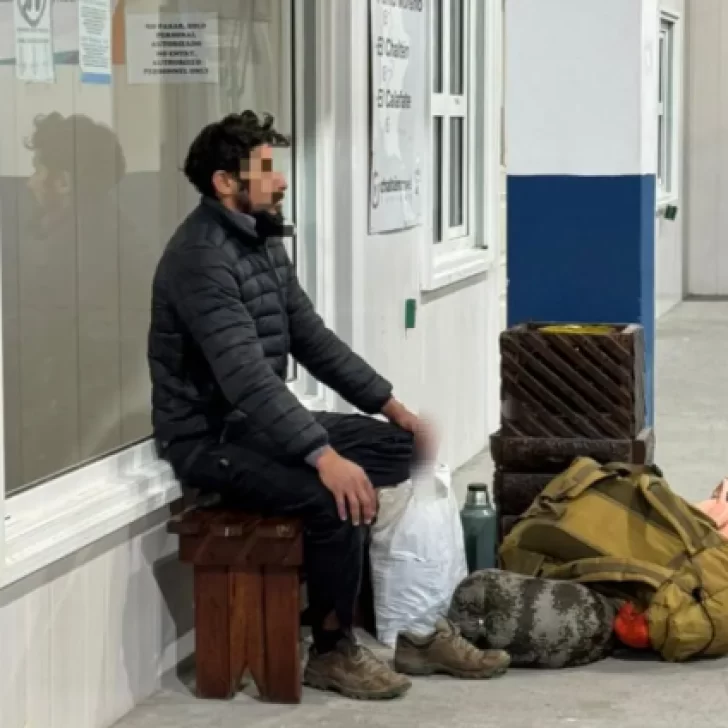Vecinos y comerciantes escoltaron fuera del pueblo al hombre acusado de robar un local Vecinos y comerciantes escoltaron fuera del pueblo al hombre acusado de robar un local