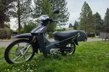 Cámaras registraron el robo de una moto a metros del Anfiteatro del Bosque en El Calafate Cámaras registraron el robo de una moto a metros del Anfiteatro del Bosque en El Calafate
