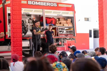 Chicos y chicas de las Colonias de Verano visitaron el Cuartel Centro de Bomberos Voluntarios Chicos y chicas de las Colonias de Verano visitaron el Cuartel Centro de Bomberos Voluntarios