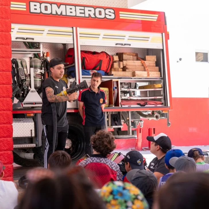 Chicos y chicas de las Colonias de Verano visitaron el Cuartel Centro de Bomberos Voluntarios Chicos y chicas de las Colonias de Verano visitaron el Cuartel Centro de Bomberos Voluntarios