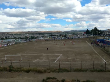 Adolescente fue golpeado, arrinconado y apuñalado por una banda barrial tras un partido local Adolescente fue golpeado, arrinconado y apuñalado por una banda barrial tras un partido local