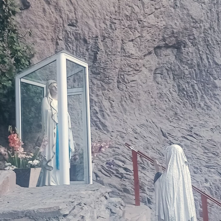 Realizaron arreglos en la gruta de Lourdes en Puerto Deseado Realizaron arreglos en la gruta de Lourdes en Puerto Deseado