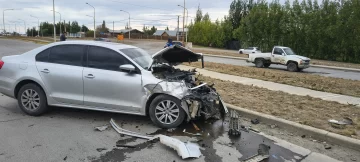 Violento choque en avenida Asturias: dos conductores hospitalizados tras un fuerte impacto en Río Gallegos Violento choque en avenida Asturias: dos conductores hospitalizados tras un fuerte impacto en Río Gallegos