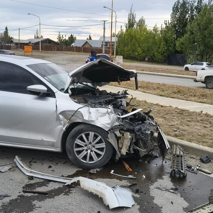 Violento choque en avenida Asturias: dos conductores hospitalizados tras un fuerte impacto en Río Gallegos Violento choque en avenida Asturias: dos conductores hospitalizados tras un fuerte impacto en Río Gallegos