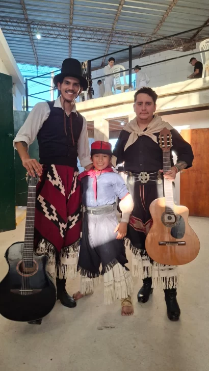 LUIS-ZERENE-OYARZUN-Y-MUSICOS-EN-LABORDE-1-410x728