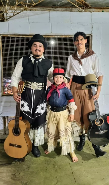 LUIS-ZERENE-OYARZUN-Y-MUSICOS-EN-LABORDE-2-431x728