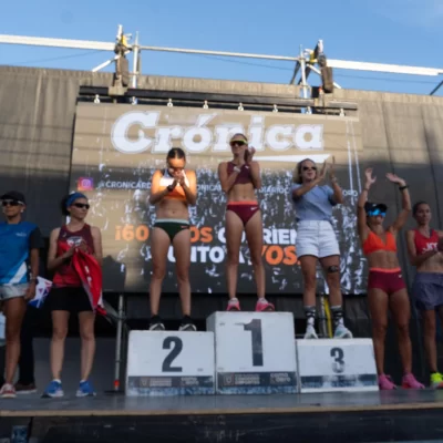 Las gemelas Florencia y Mariana Borelli en lo más alto del podio de la Corrida Internacional del Diario Crónica