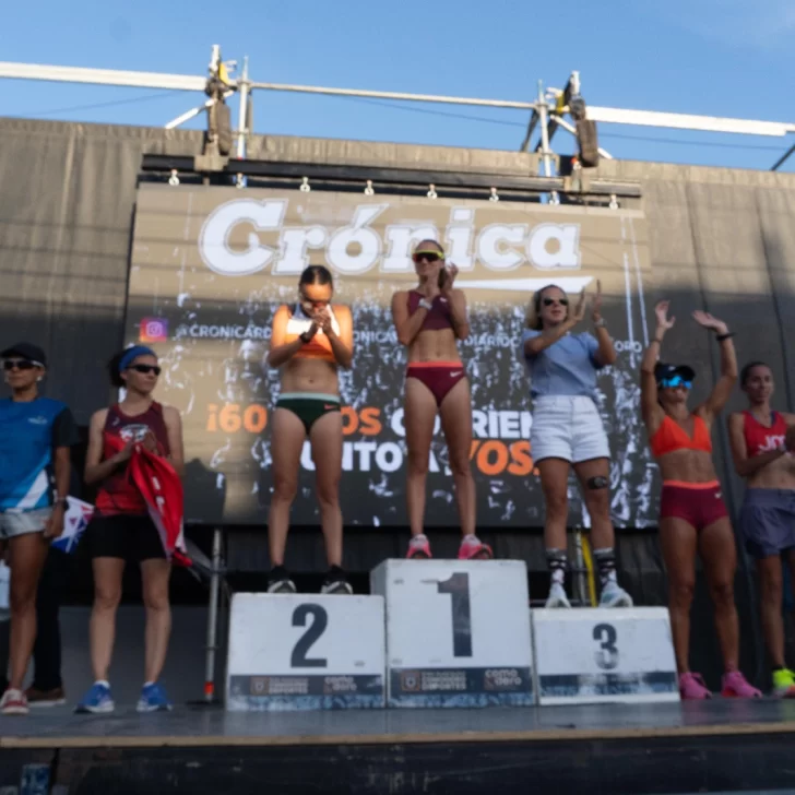 Las gemelas Florencia y Mariana Borelli en lo más alto del podio de la Corrida Internacional del Diario Crónica Las gemelas Florencia y Mariana Borelli en lo más alto del podio de la Corrida Internacional del Diario Crónica