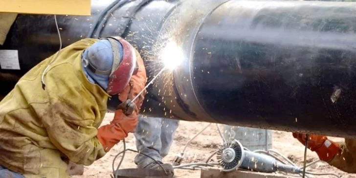 Santa Cruz pide planes de capacitación a empresas que contraten personal de otras provincias