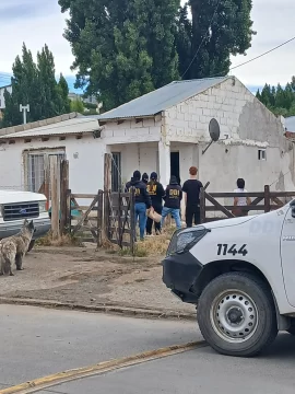 Crimen en El Calafate: se entregó el segundo sospechoso y secuestraron pruebas clave que complican su situación Crimen en El Calafate: se entregó el segundo sospechoso y secuestraron pruebas clave que complican su situación