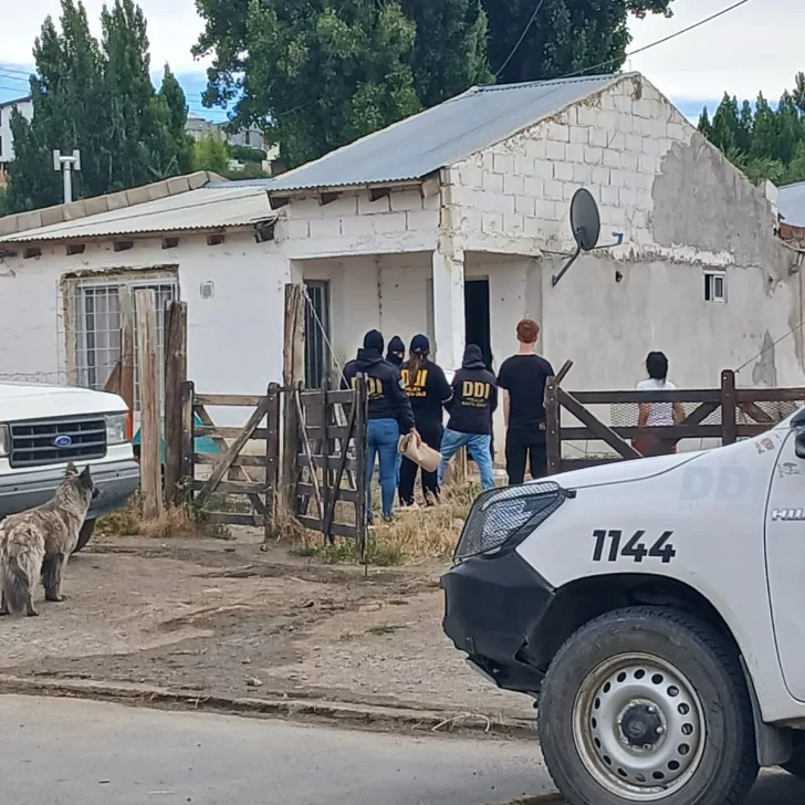 Crimen en El Calafate: se entregó el segundo sospechoso y secuestraron pruebas clave que complican su situación Crimen en El Calafate: se entregó el segundo sospechoso y secuestraron pruebas clave que complican su situación