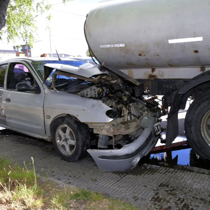 Impactante choque en Río Gallegos: auto colisionó contra un camión cisterna Impactante choque en Río Gallegos: auto colisionó contra un camión cisterna