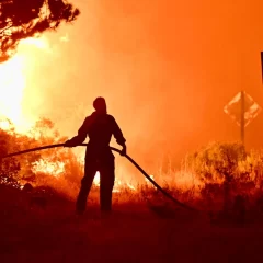 Incendios en Chubut: brigadista derivado a Bariloche con quemaduras graves y piden ayuda