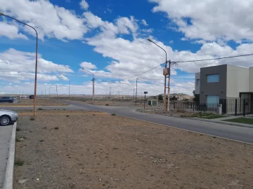 Tres jóvenes en motos atacaron a dos chicos con una piedra y dañaron un rodado estacionado Tres jóvenes en motos atacaron a dos chicos con una piedra y dañaron un rodado estacionado