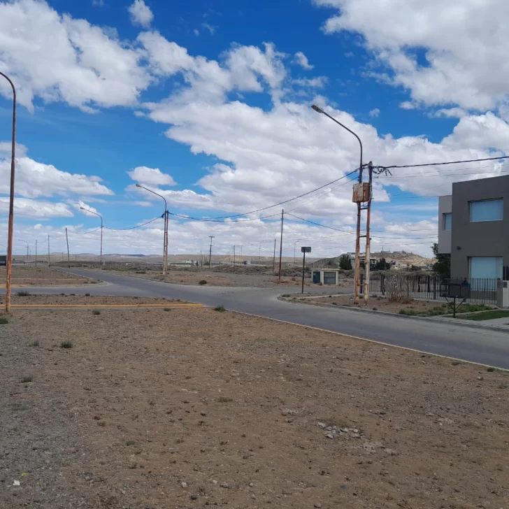 Tres jóvenes en motos atacaron a dos chicos con una piedra y dañaron un rodado estacionado Tres jóvenes en motos atacaron a dos chicos con una piedra y dañaron un rodado estacionado