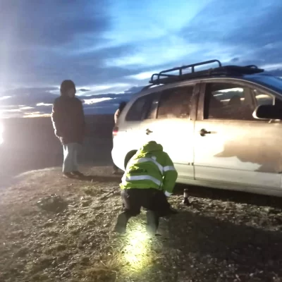 Policías asistieron a un hombre que había pinchado dos cubiertas cerca de Bajo Caracoles
