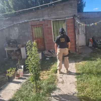 Acusaron a una joven y a su pareja de desvalijar la casa y vender objetos de su propia madre