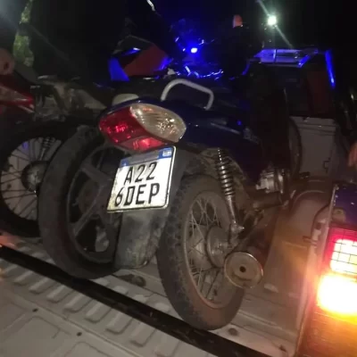 Circulaban en moto sin el casco obligatorio ni la documentación y se las secuestraron Circulaban en moto sin el casco obligatorio ni la documentación y se las secuestraron