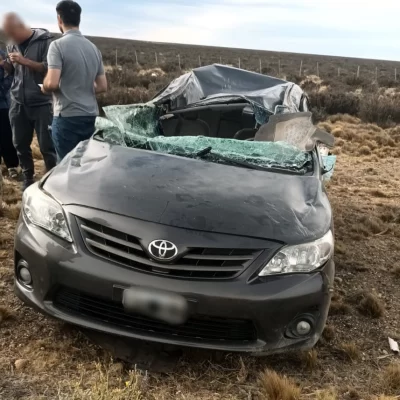 Una mujer y su hijo al hospital tras violento despiste y vuelco cerca de Puerto Santa Cruz