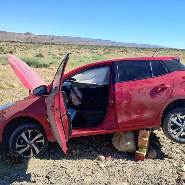 Un auto despistó cerca de Gobernador Gregores y una mujer debió ser hospitalizada Un auto despistó cerca de Gobernador Gregores y una mujer debió ser hospitalizada