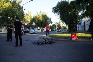 En Río Gallegos: repartidor en bicicleta chocó contra un taxi y fue hospitalizado En Río Gallegos: repartidor en bicicleta chocó contra un taxi y fue hospitalizado
