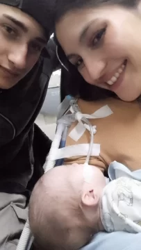 Angelex, el bebé con síndrome de Prune Belly, fue trasladado a Comodoro y continúa internado en terapia intensiva pediátrica Angelex, el bebé con síndrome de Prune Belly, fue trasladado a Comodoro y continúa internado en terapia intensiva pediátrica