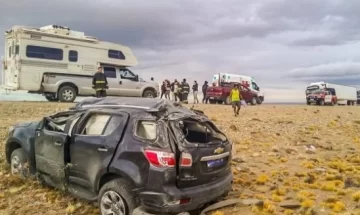 Seis turistas israelís debieron ser asistidos tras un violento vuelco en Santa Cruz Seis turistas israelís debieron ser asistidos tras un violento vuelco en Santa Cruz