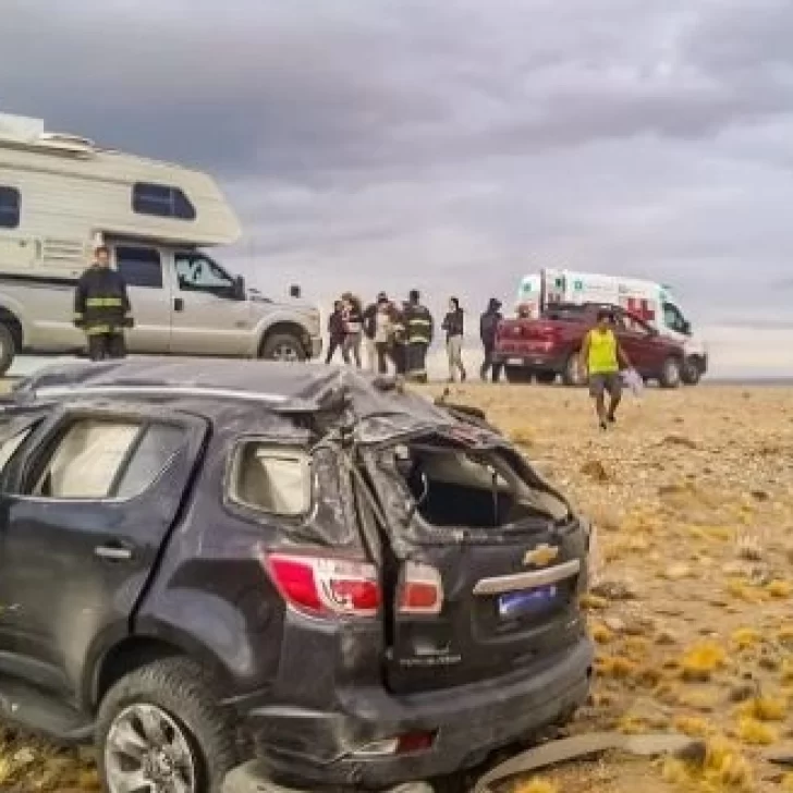 Seis turistas israelís debieron ser asistidos tras un violento vuelco en Santa Cruz Seis turistas israelís debieron ser asistidos tras un violento vuelco en Santa Cruz