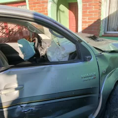 Camioneta derribó un poste de luz, provocó una fuga de gas y se metió dentro de una vivienda de Río Gallegos: derivaron a tres jóvenes al hospital