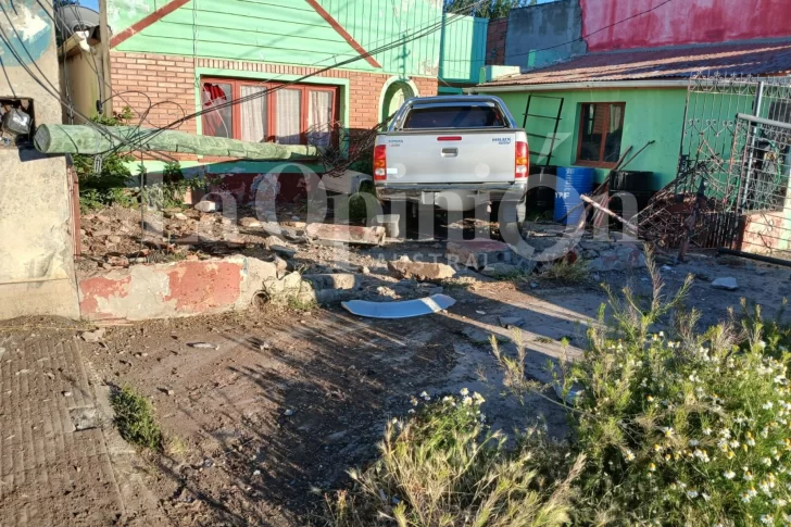 choque-camioneta-casa-cale-santiago-del-estero-mda-1-728x485