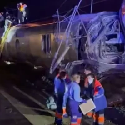 España: al menos siete muertos tras choque entre dos trenes de alta velocidad