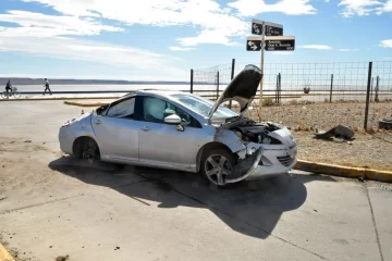Manejaba alcoholizada y volcó en la costanera frente al parque “Pirincho” Roquel Manejaba alcoholizada y volcó en la costanera frente al parque “Pirincho” Roquel