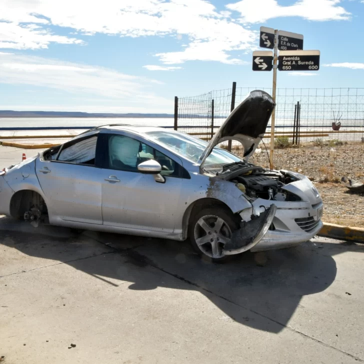 Manejaba alcoholizada y volcó en la costanera frente al parque “Pirincho” Roquel Manejaba alcoholizada y volcó en la costanera frente al parque “Pirincho” Roquel