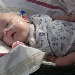 “Es como llevarme el hospital a mi casa”: mamá del bebé con síndrome de Prune Belly pide ayuda para la internación domiciliaria