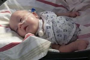 “Es como llevarme el hospital a mi casa”: mamá del bebé con síndrome de Prune Belly pide ayuda para la internación domiciliaria