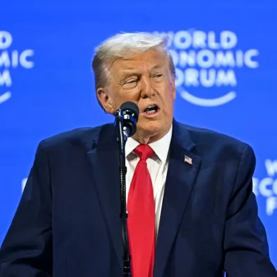 Donald Trump descartó en Davos el uso de la fuerza para adquirir Groenlandia y criticó a la energía eólica