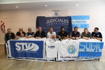 Gremios piden al Banco Santa Cruz financiamiento para que los empleados públicos puedan desendeudarse Gremios piden al Banco Santa Cruz financiamiento para que los empleados públicos puedan desendeudarse