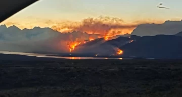Incendio en el Parque Nacional Los Glaciares: un avión hidrante se suma al operativo y ya son 340 las hectáreas quemadas Incendio en el Parque Nacional Los Glaciares: un avión hidrante se suma al operativo y ya son 340 las hectáreas quemadas
